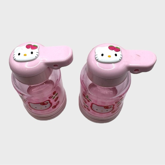 Hello Kitty Strawberry Japanese Shakers - Picture 3 of 4